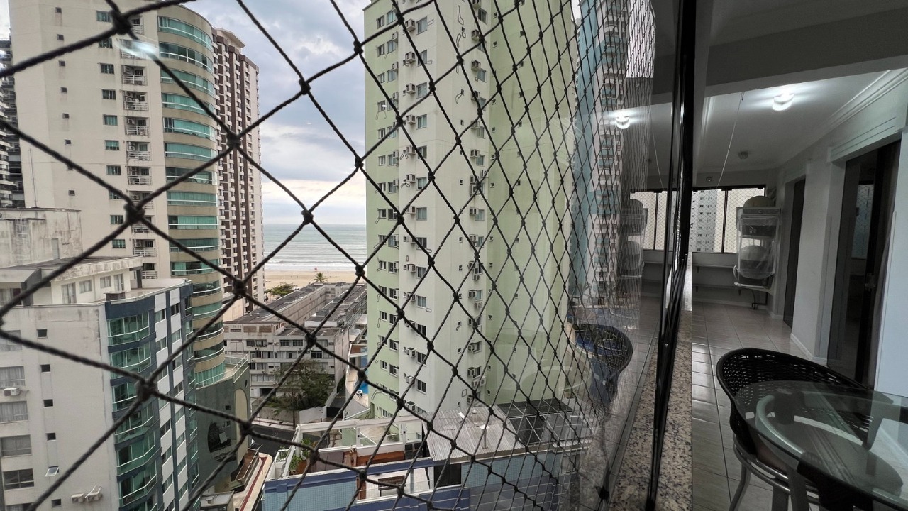 Apartamento à venda no Centro: Vista parcial para o mar entre os prédios da orla, a partir da sacada