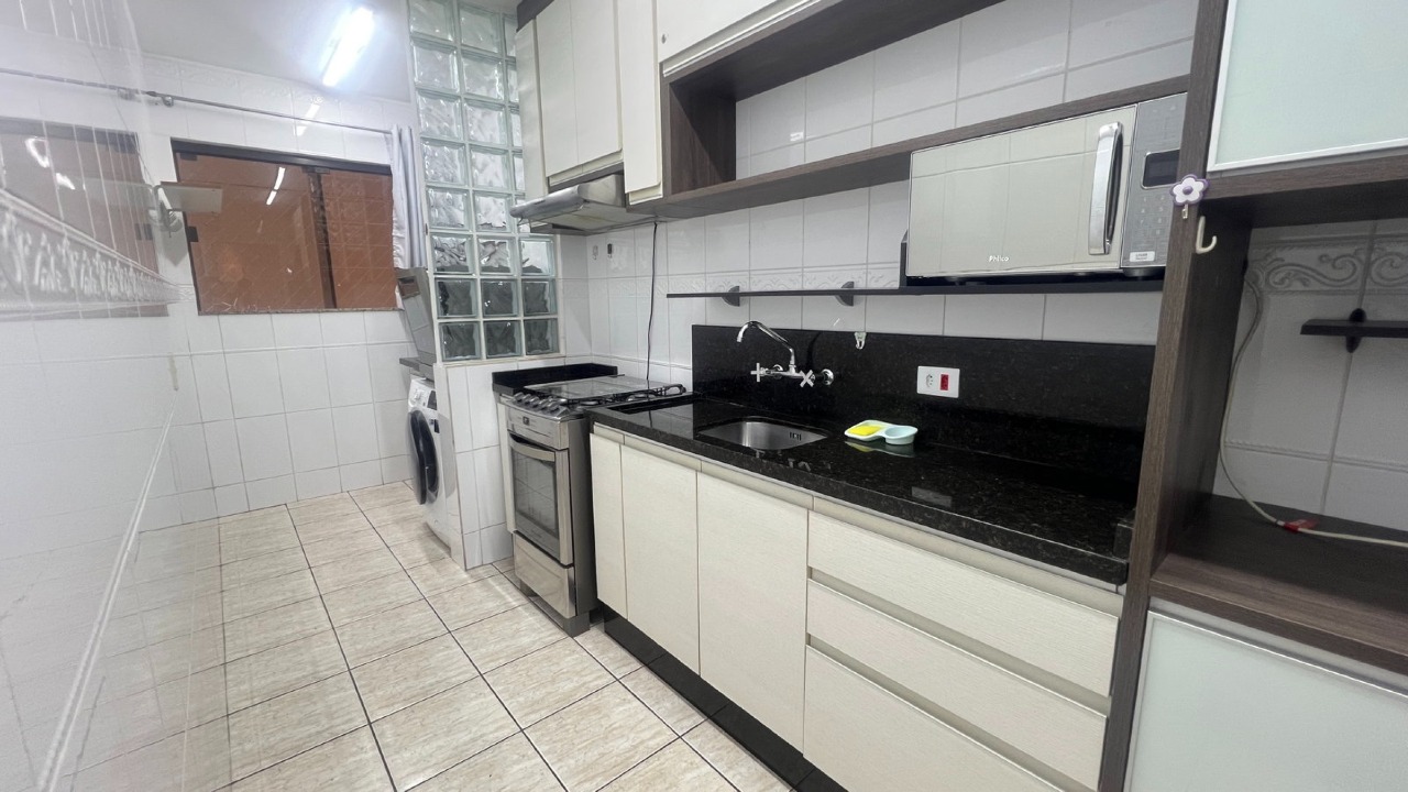 Apartamento à venda no Centro: Cozinha com armários planejados, fogão e micro-ondas