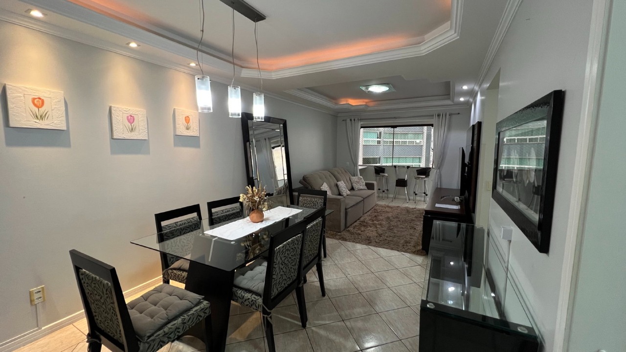 Apartamento à venda no Centro: Sala de jantar integrada ao living, com mesa para seis lugares