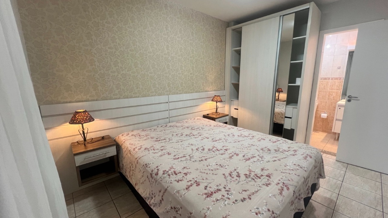 Apartamento à venda no Centro: Suíte com armário e porta para o banheiro