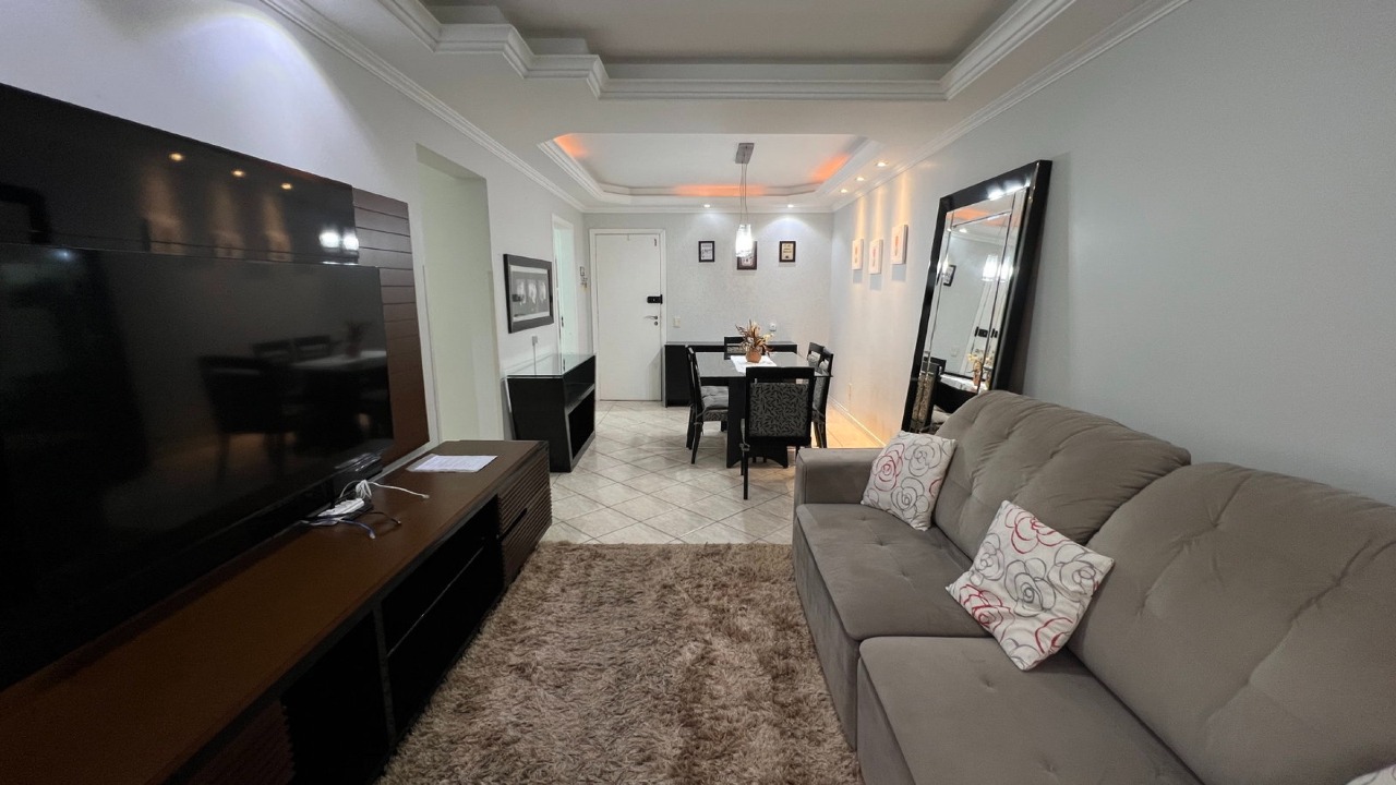 Apartamento à venda no Centro: Living e jantar integrados, com piso cerâmico e iluminação embutida