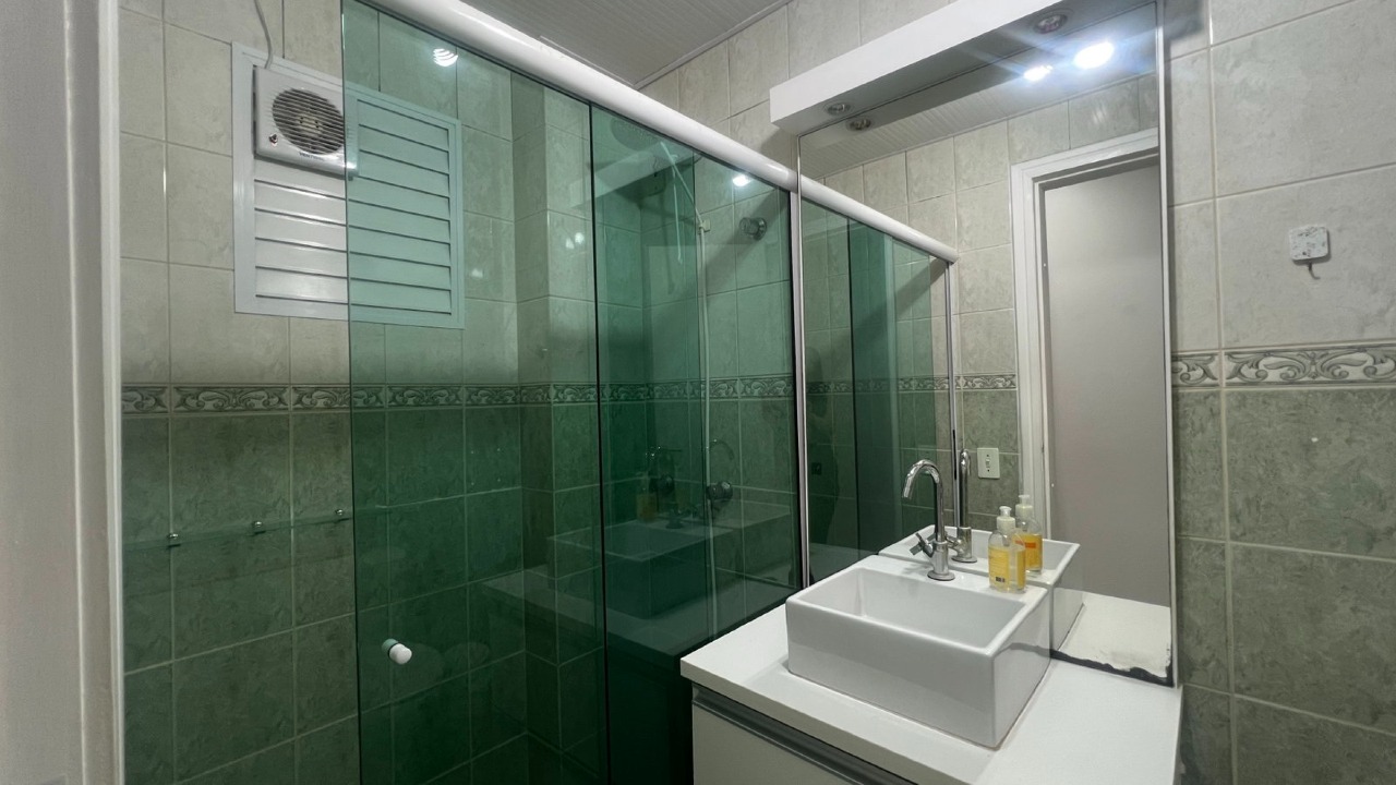 Apartamento à venda no Centro: Banheiro social com box de vidro verde