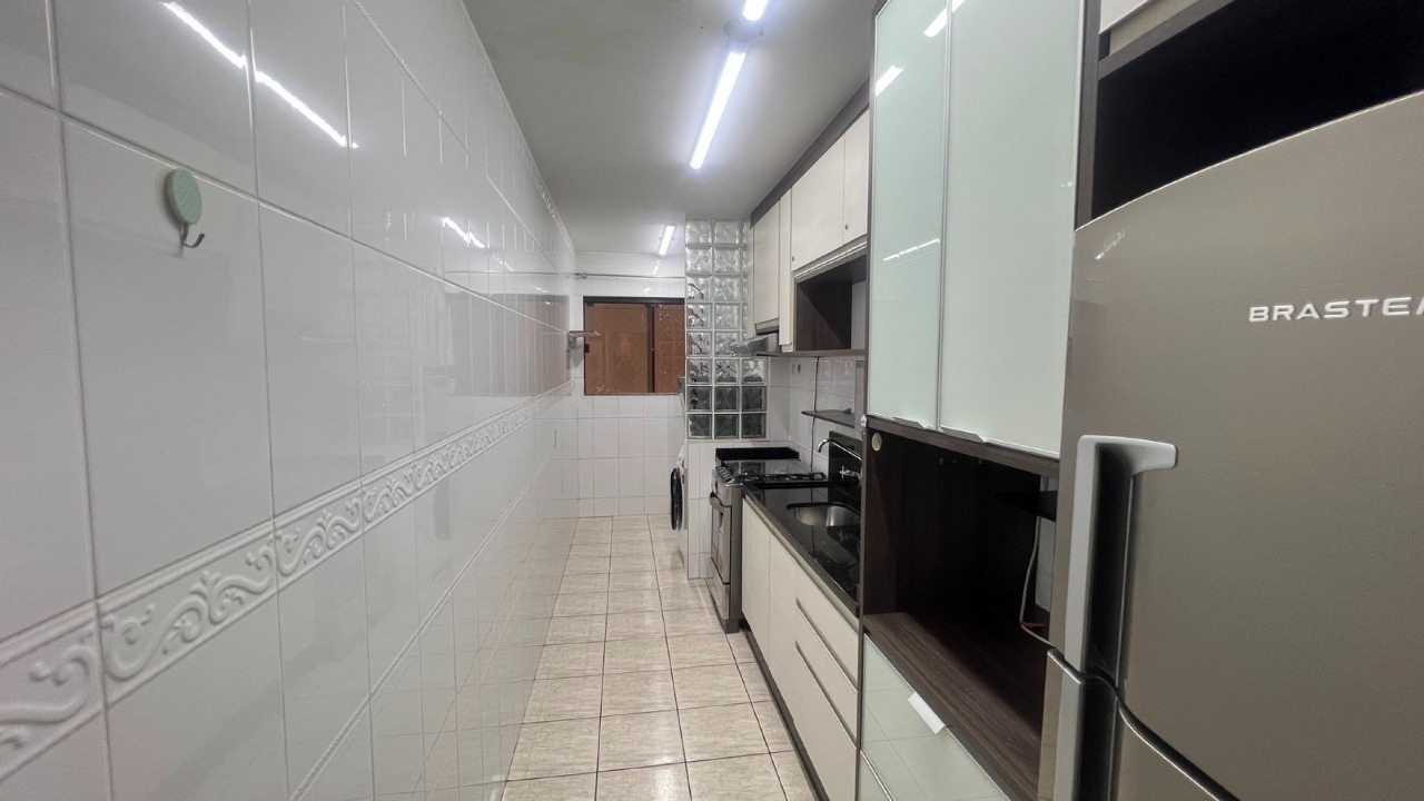 Apartamento à venda no Centro: Cozinha com armários claros e geladeira