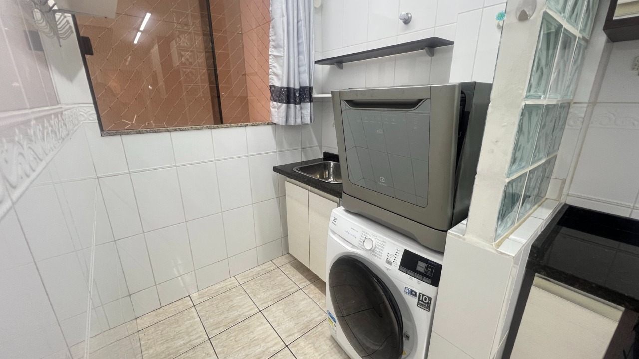 Apartamento à venda no Centro: Área de serviço com máquina de lavar e janela