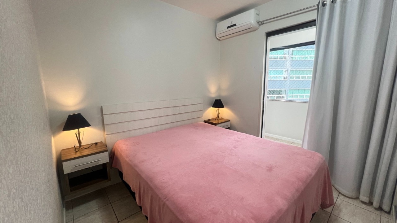 Apartamento à venda no Centro: Segundo dormitório com cama de casal e ar-condicionado