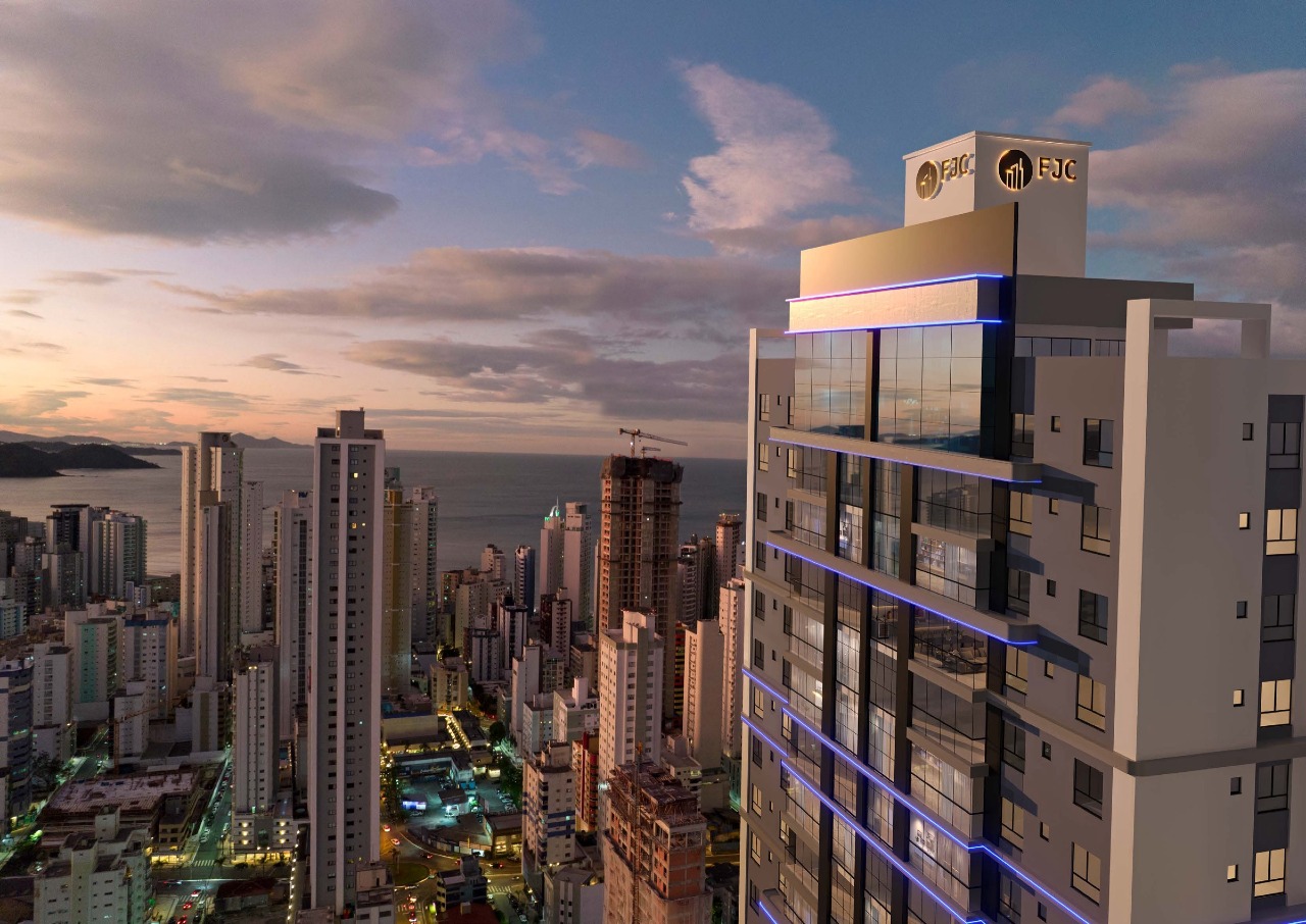 Apartamento diferenciado à venda no Centro: Topo da torre do Azure Residence ao entardecer, com o mar ao fundo (imagem ilustrativa)