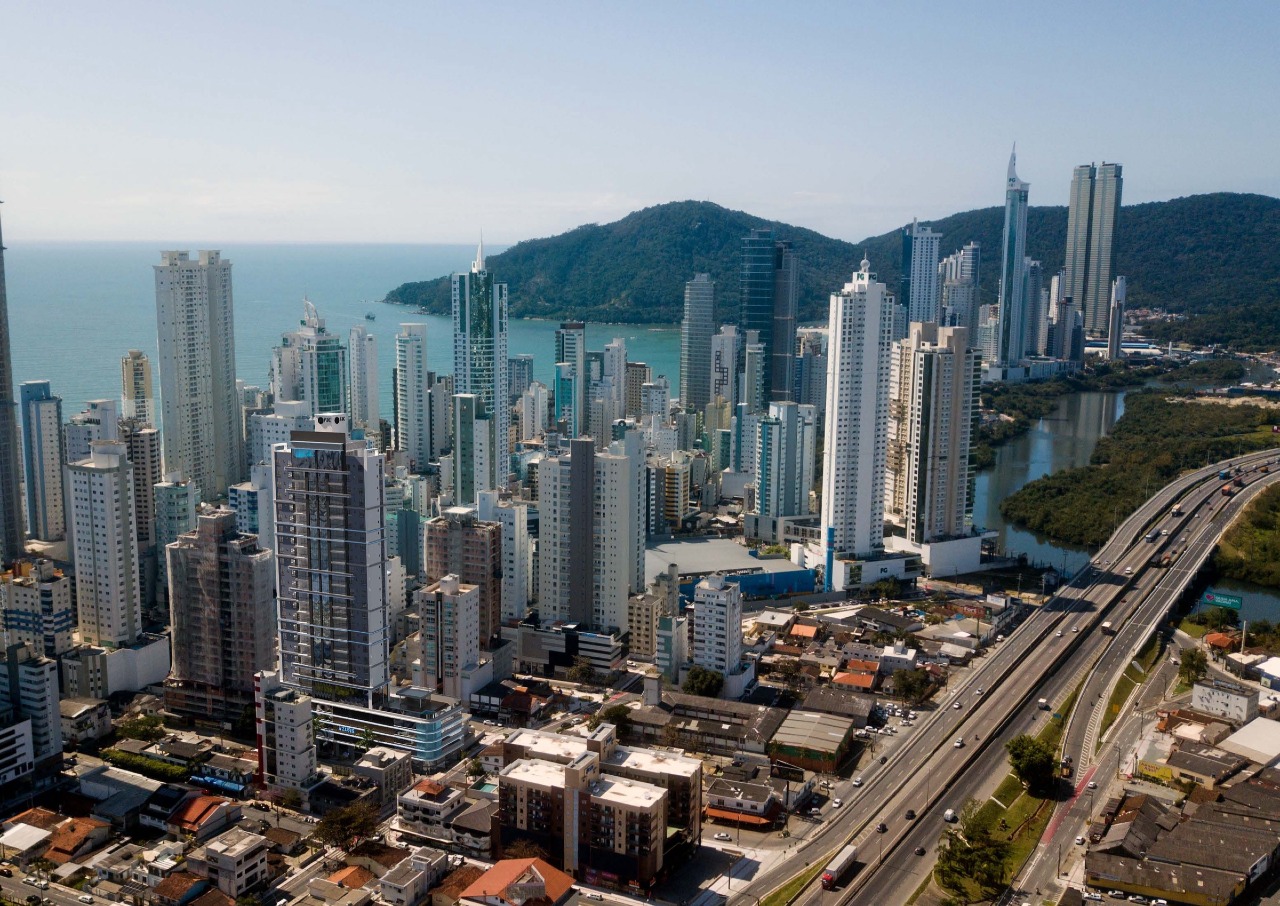 Apartamento diferenciado à venda no Centro: Centro de Balneário Camboriú visto do alto, com o Azure em fotomontagem (imagem ilustrativa)