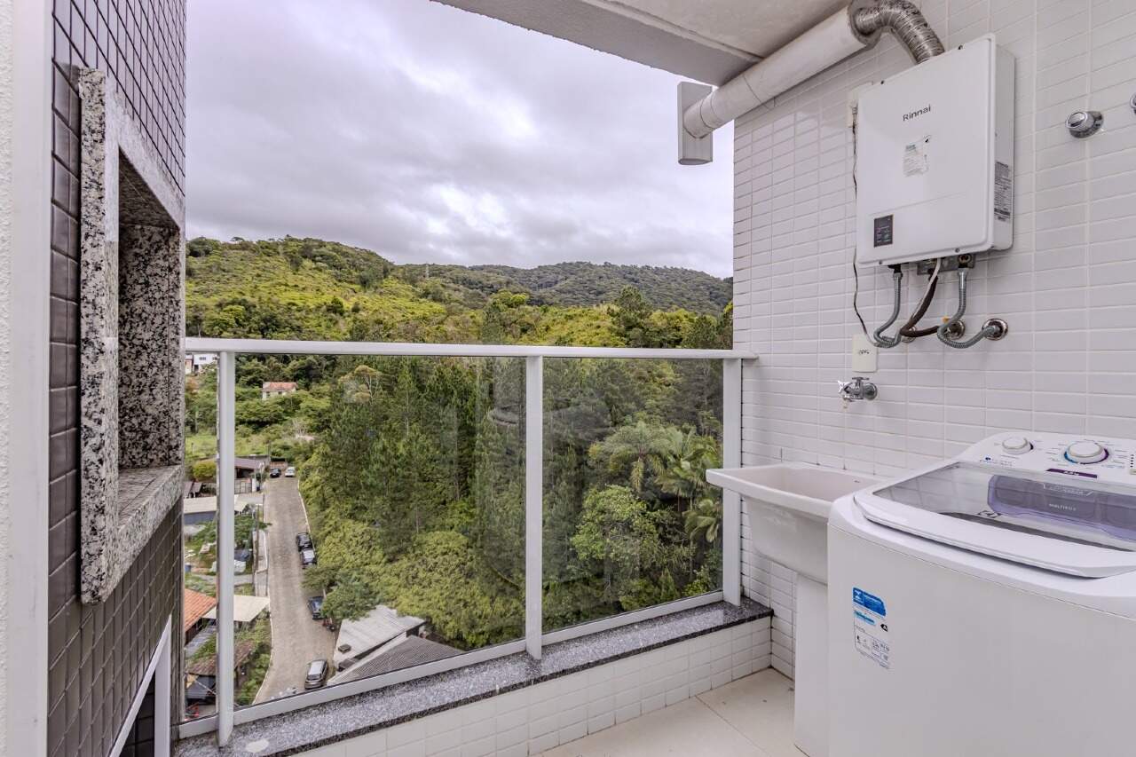 Apartamento à venda no Praia Brava: Área de serviço na varanda com tanque