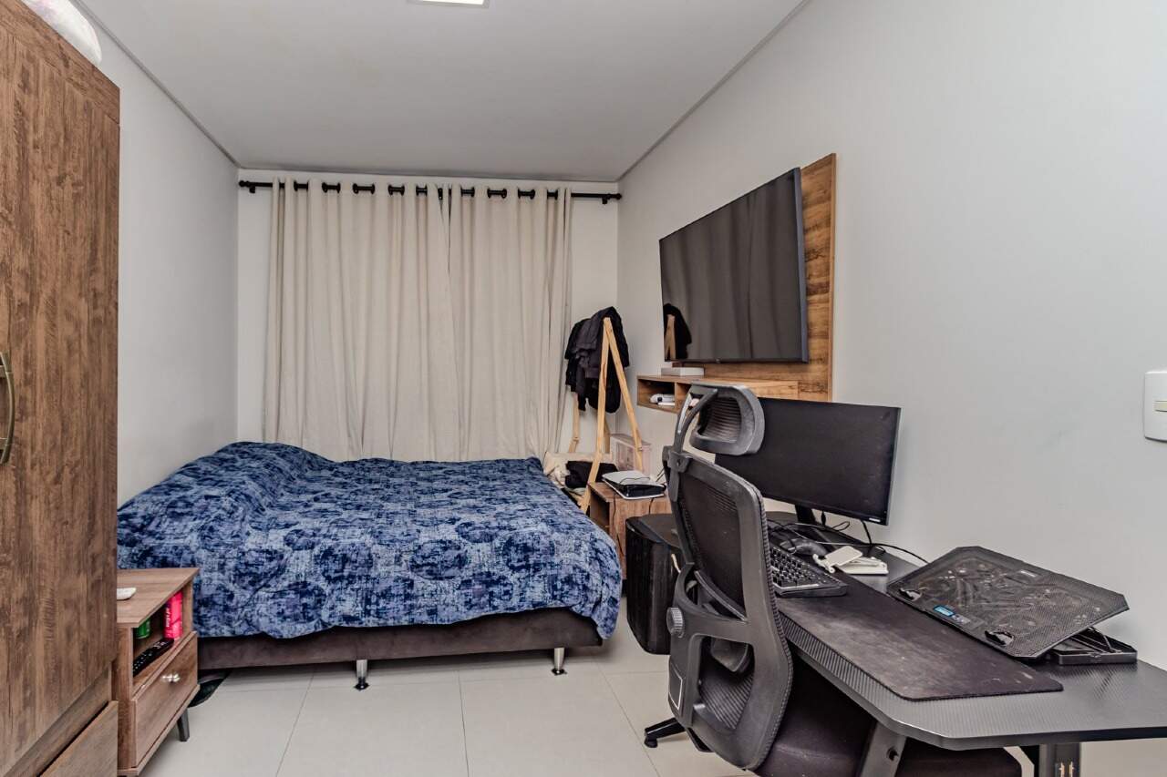 Apartamento à venda no Praia Brava: Quarto com cama e estação de trabalho