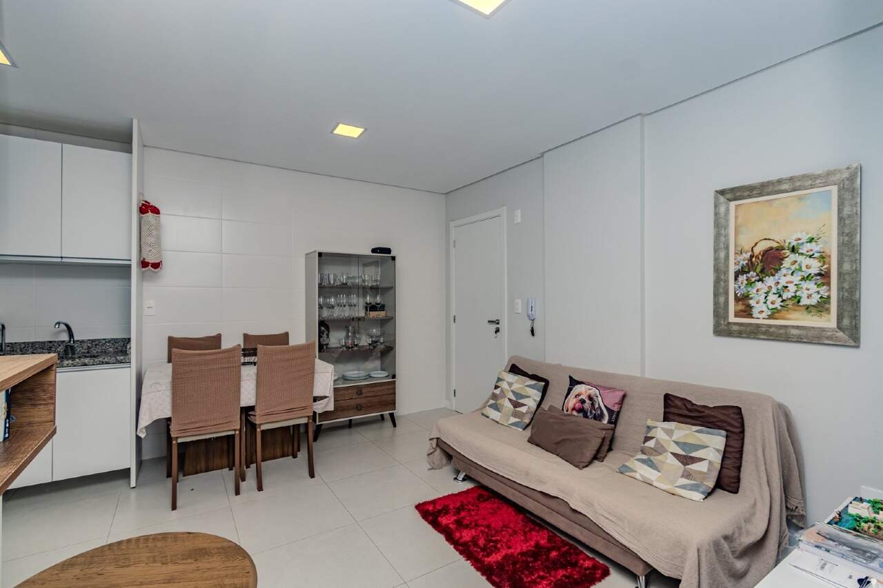 Apartamento à venda no Praia Brava: Sala com sofá e vista para a varanda