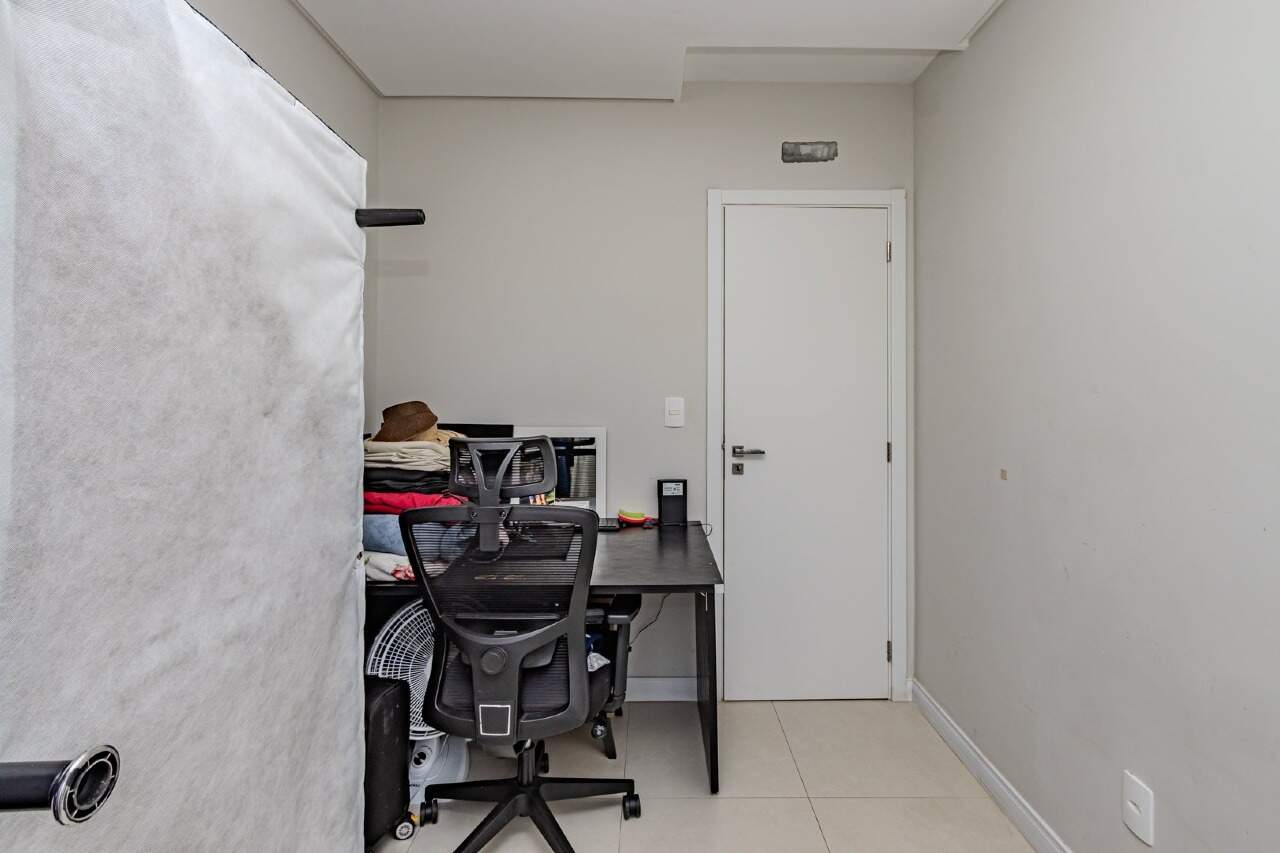 Apartamento à venda no Praia Brava: Outro ângulo do quarto com espaço para escritório
