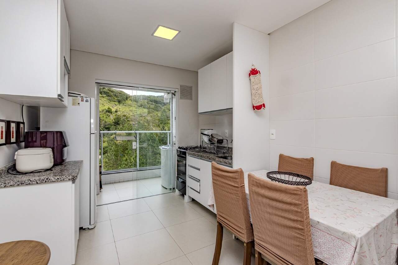 Apartamento à venda no Praia Brava: Cozinha com bancada e mesa de jantar