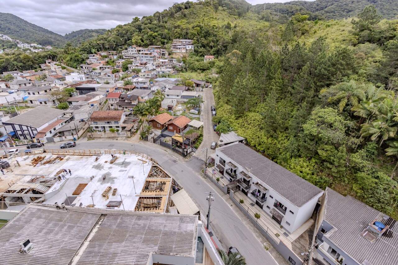 Apartamento à venda no Praia Brava: Panorama do entorno e encosta