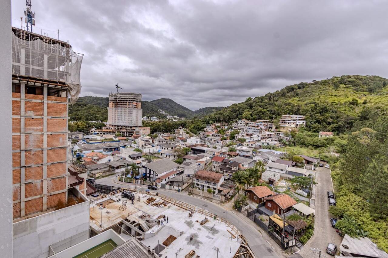 Apartamento à venda no Praia Brava: Vista ampla do bairro e vegetação