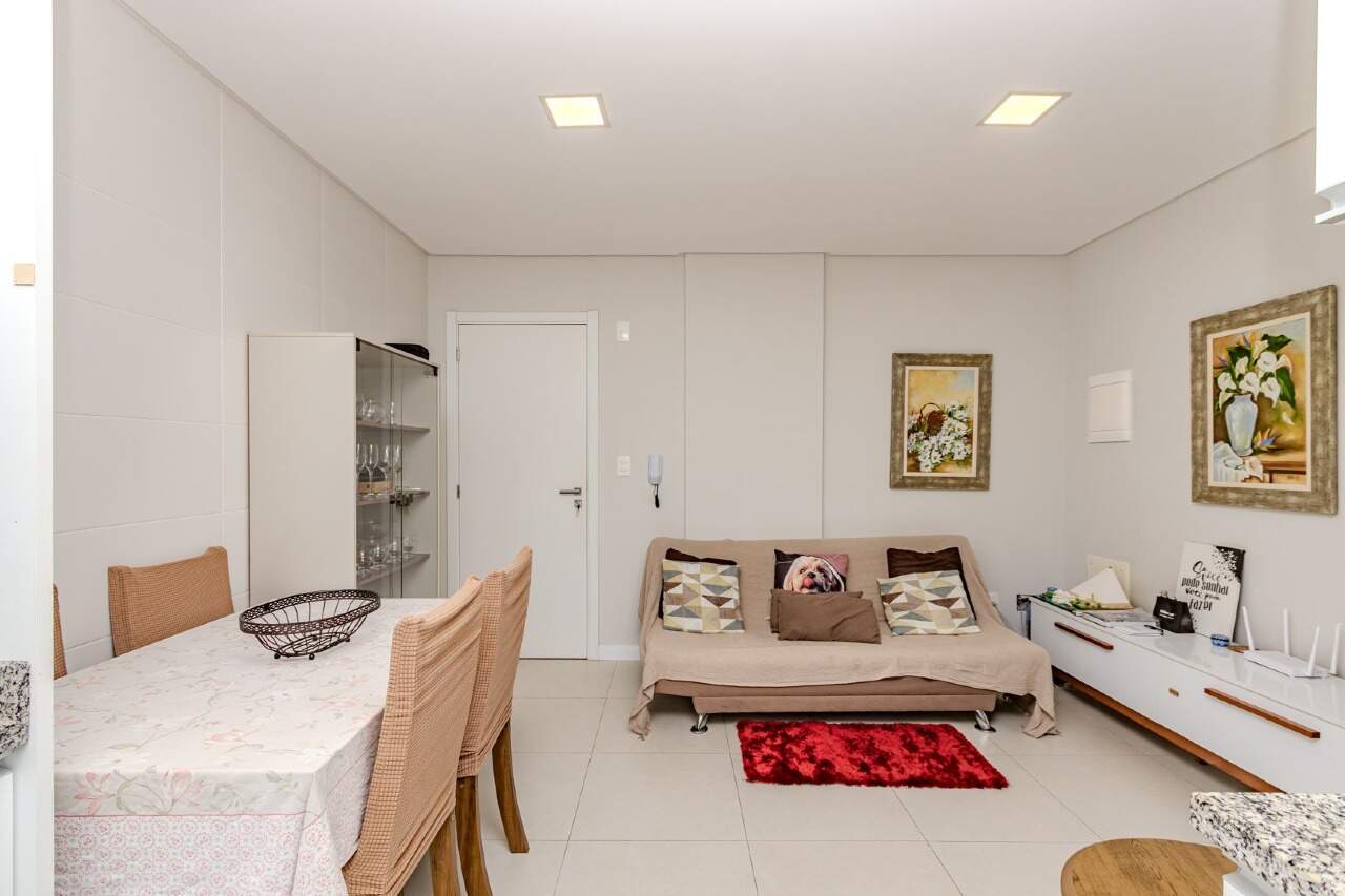 Apartamento à venda no Praia Brava: Sala de estar com sofá e mesa de jantar