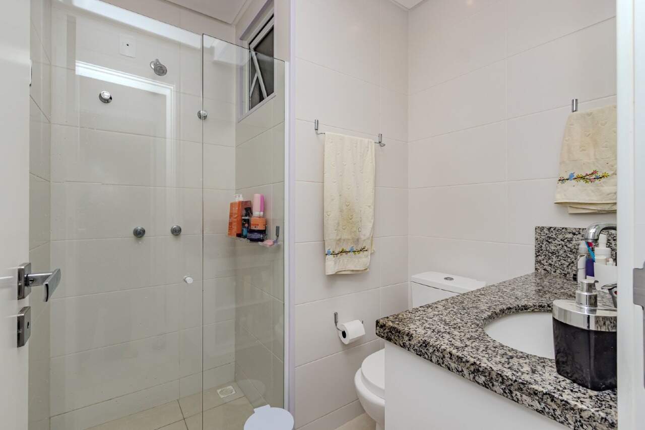 Apartamento à venda no Praia Brava: Banheiro com box de vidro