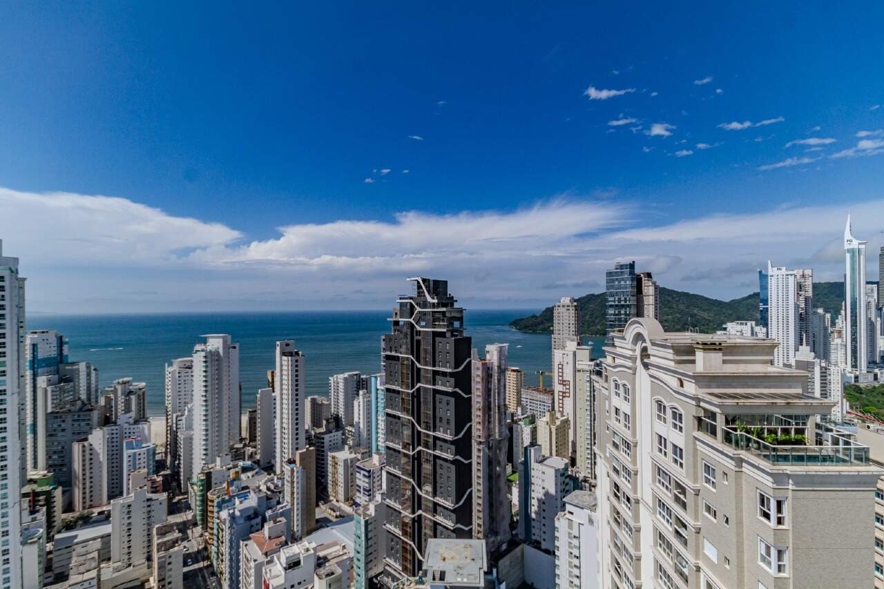 Apartamento 3 suítes mobiliado e sol da manhã no Centro, BC