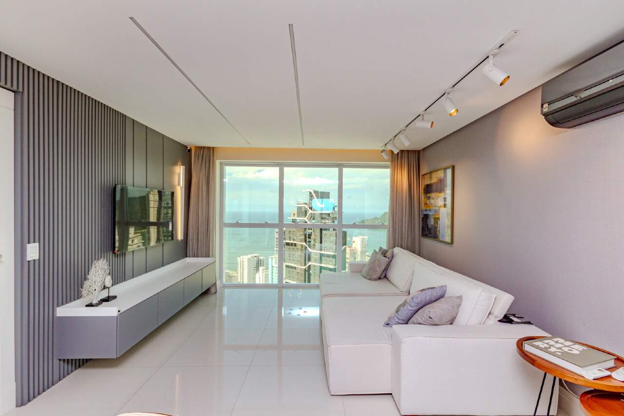 Apartamento 3 suítes mobiliado e sol da manhã no Centro, BC