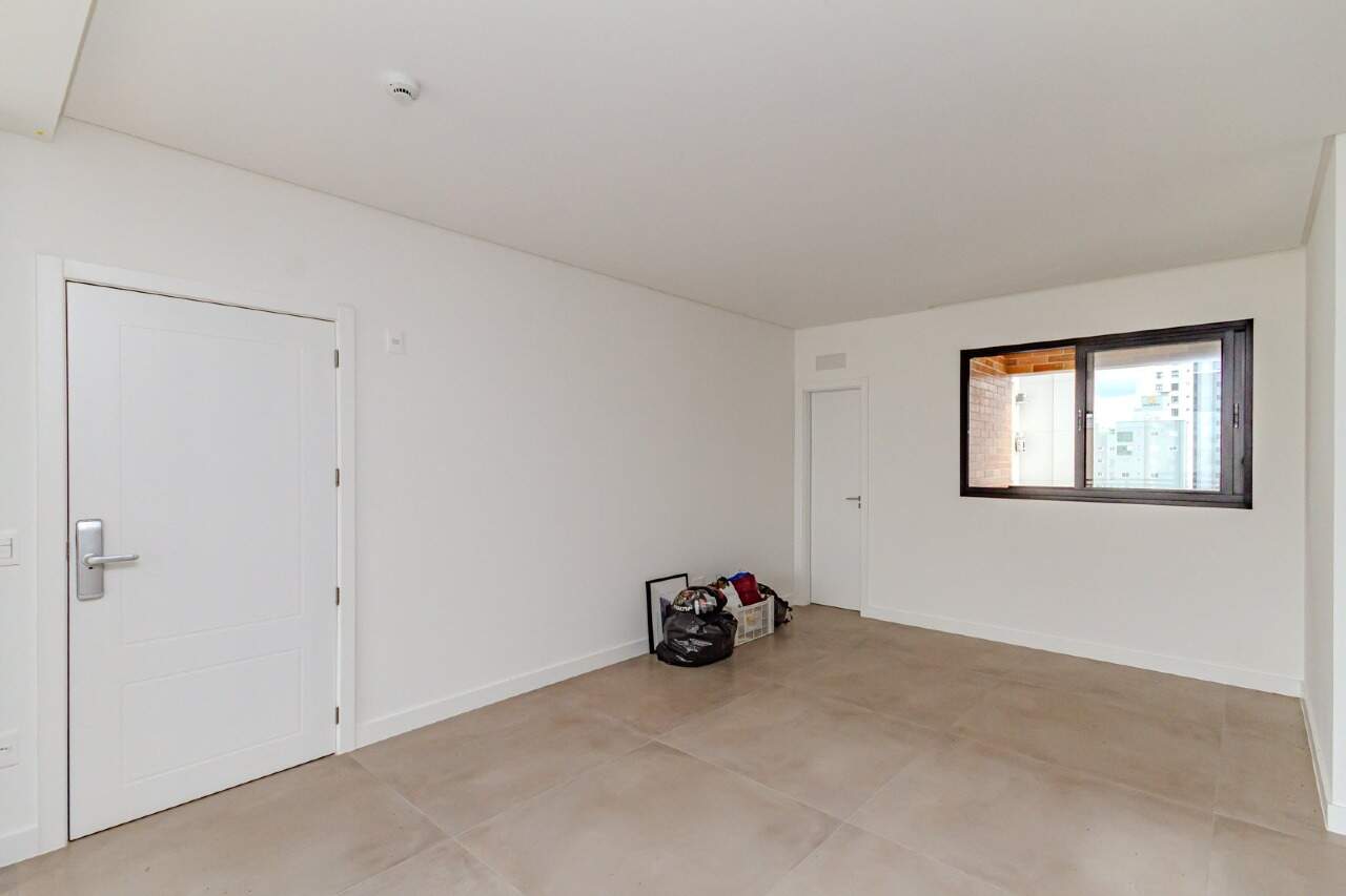 Apartamento à venda no Centro: Ambiente social amplo e iluminado