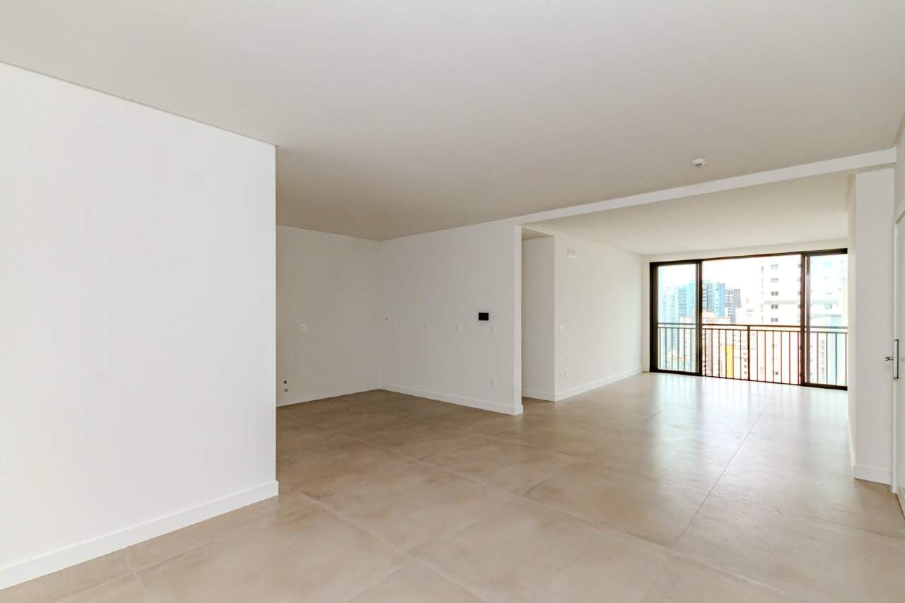 Apartamento à venda no Centro: Sala com janela e área de circulação