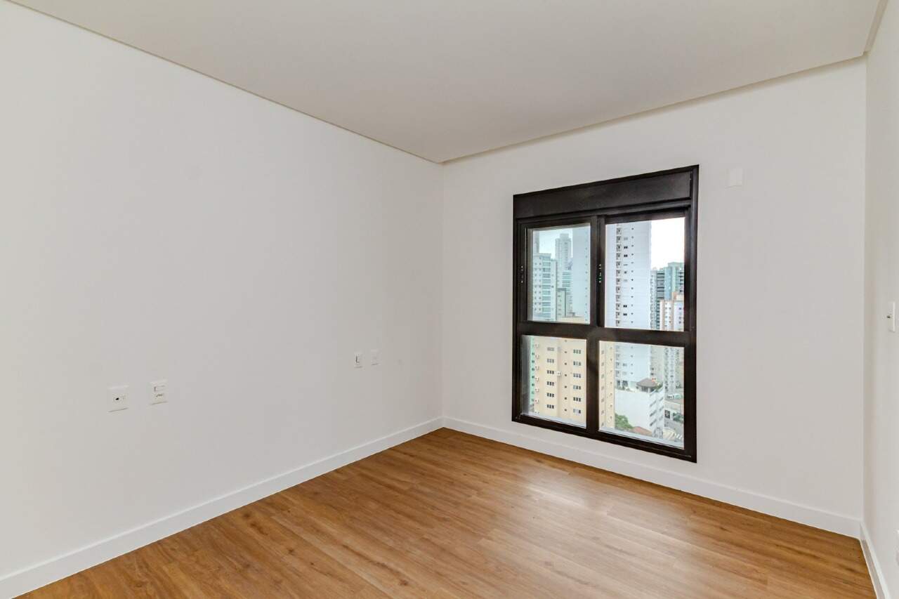 Apartamento à venda no Centro: Quarto principal com porta de acesso