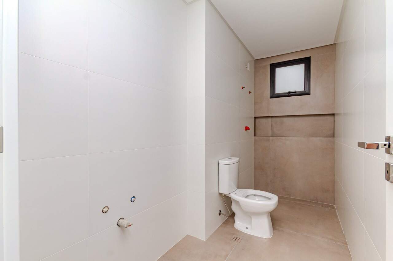 Apartamento à venda no Centro: Banheiro pronto com janela alta