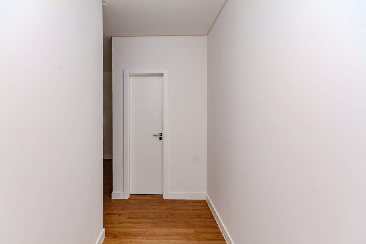 Apartamento à venda no Centro: Corredor com piso em madeira