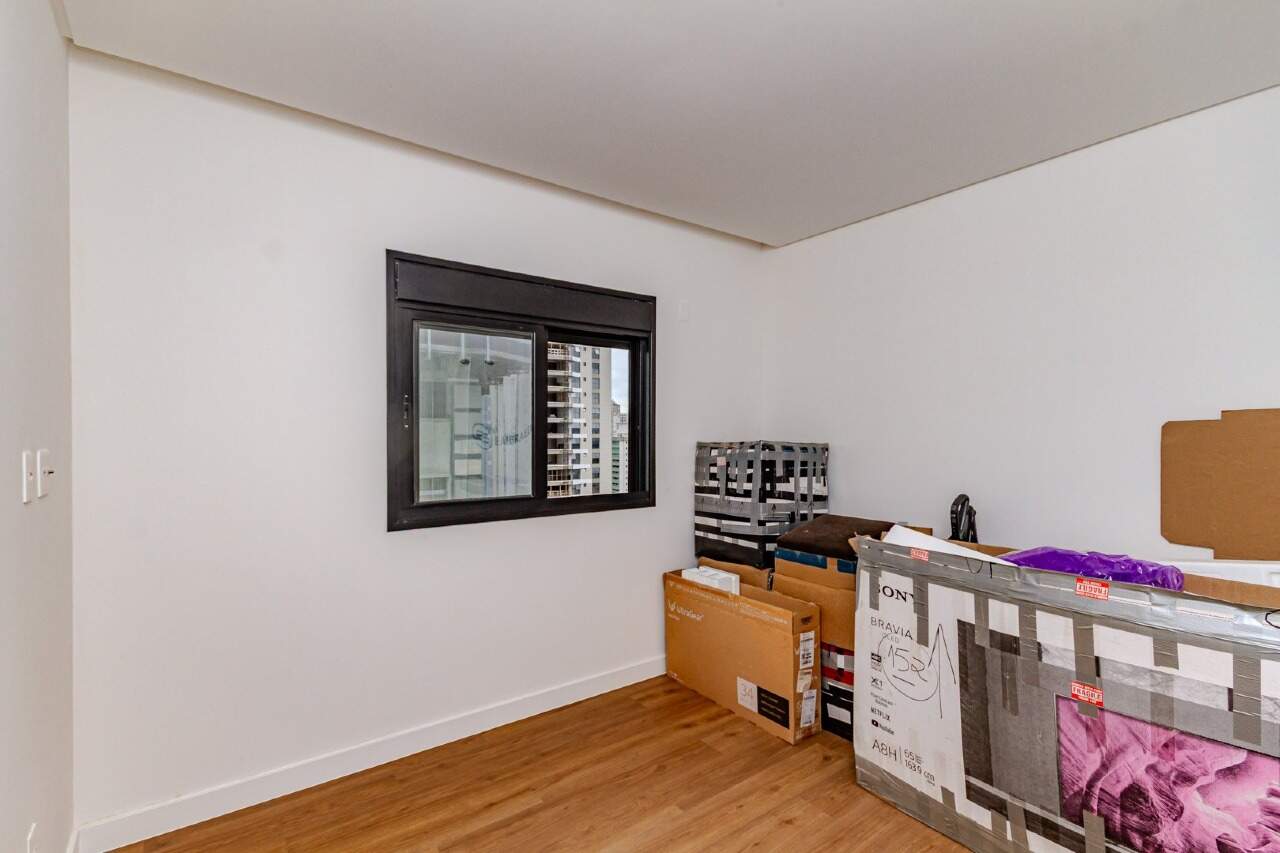 Apartamento à venda no Centro: Panorama urbano com serra ao fundo