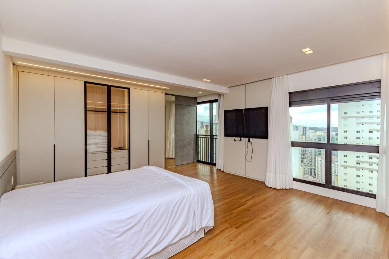 Apartamento à venda no Centro: Suíte com TV e armário embutido