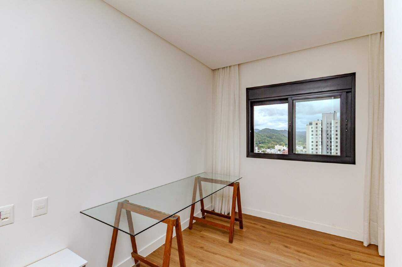 Apartamento à venda no Centro: Canto do quarto com mesa de vidro