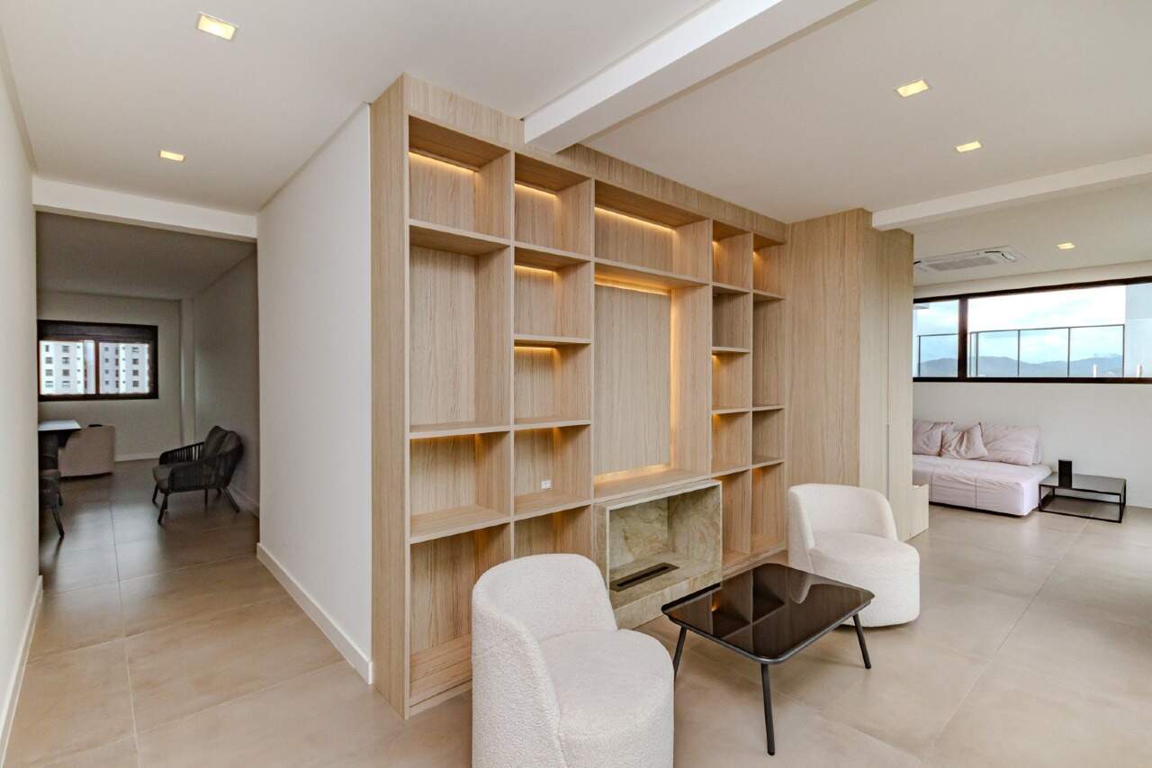 Apartamento à venda no Centro: Estar na varanda com painel em madeira clara