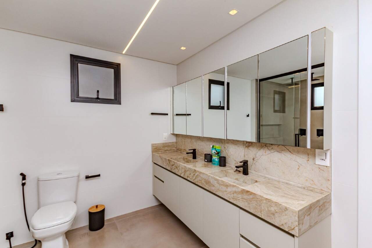 Apartamento à venda no Centro: Hidromassagem com revestimento neutro