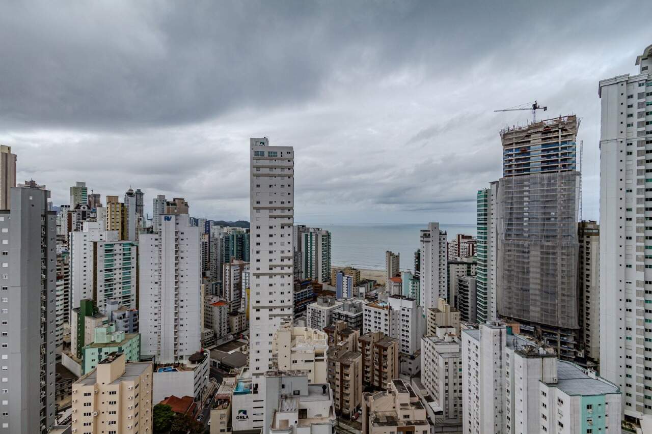 Apartamento à venda no Centro: Vista do mar entre prédios