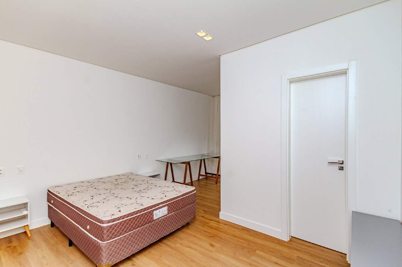 Apartamento à venda no Centro: Quarto com piso em madeira