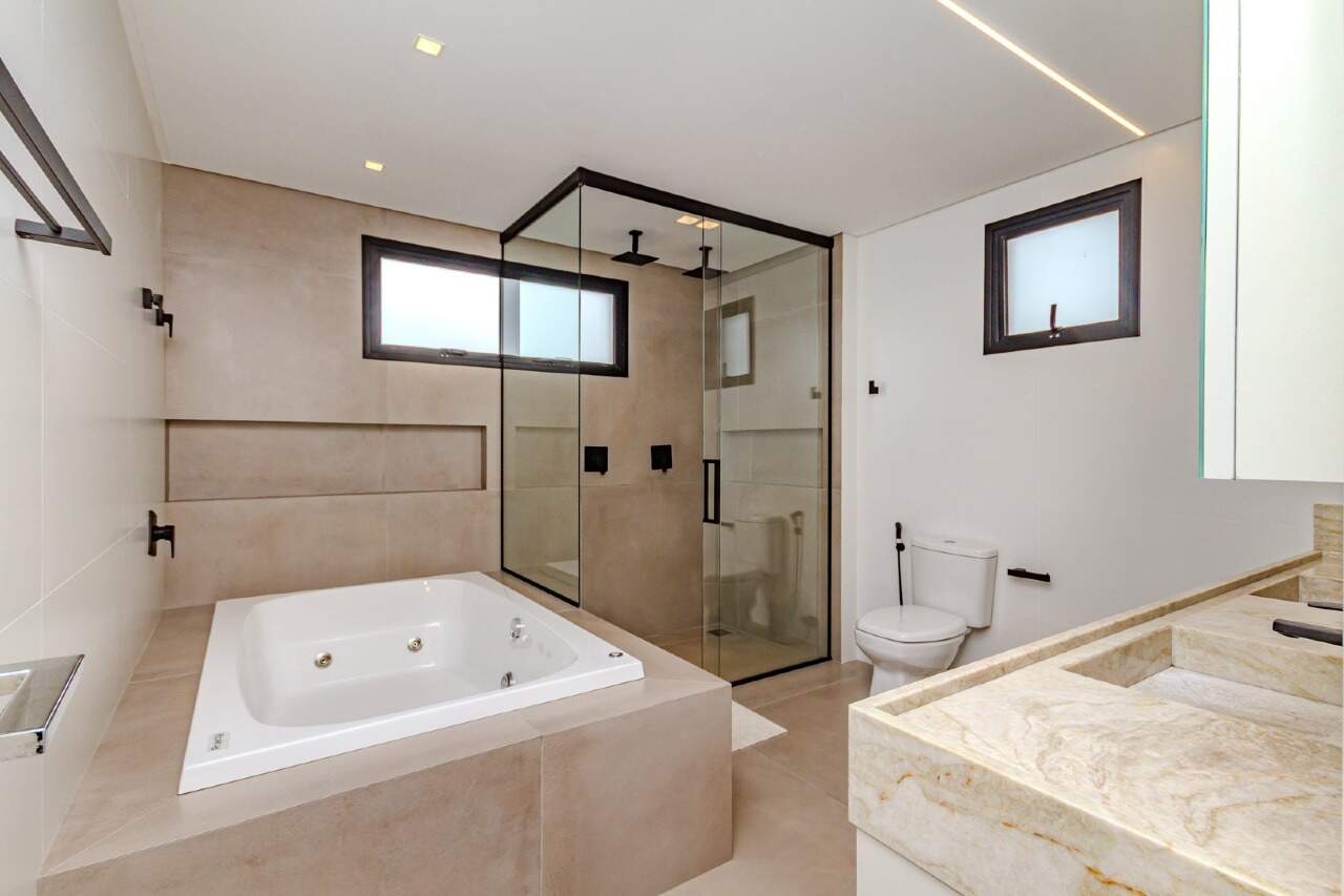 Apartamento à venda no Centro: Banheiro da suíte com hidromassagem