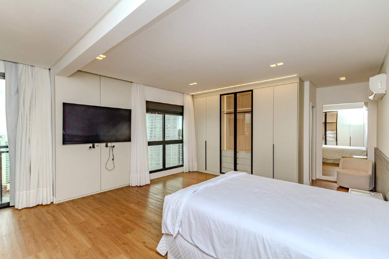 Apartamento à venda no Centro: Suíte master com armários planejados