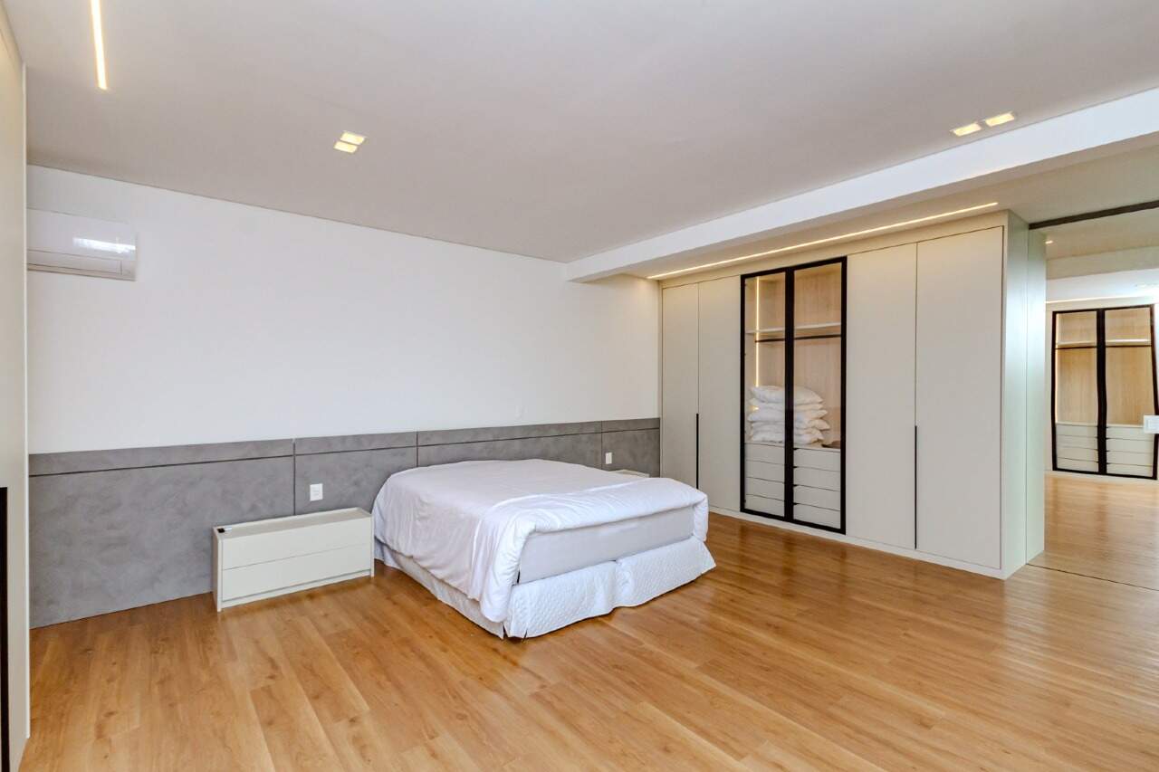 Apartamento à venda no Centro: Suíte ampla com iluminação indireta