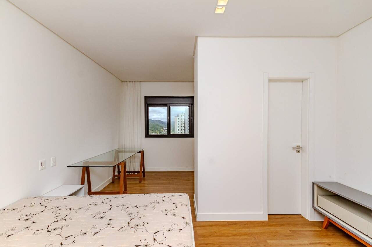 Apartamento à venda no Centro: Quarto amplo com vista lateral