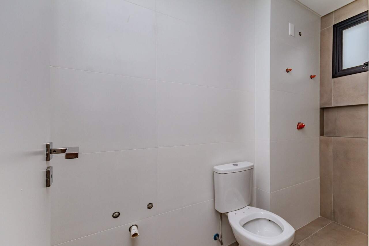 Apartamento à venda no Centro: Banheiro com instalação para máquina