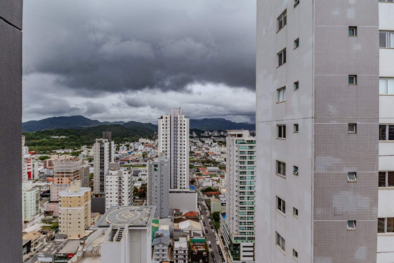 Apartamento à venda no Centro: Lavanderia com tanque e máquina
