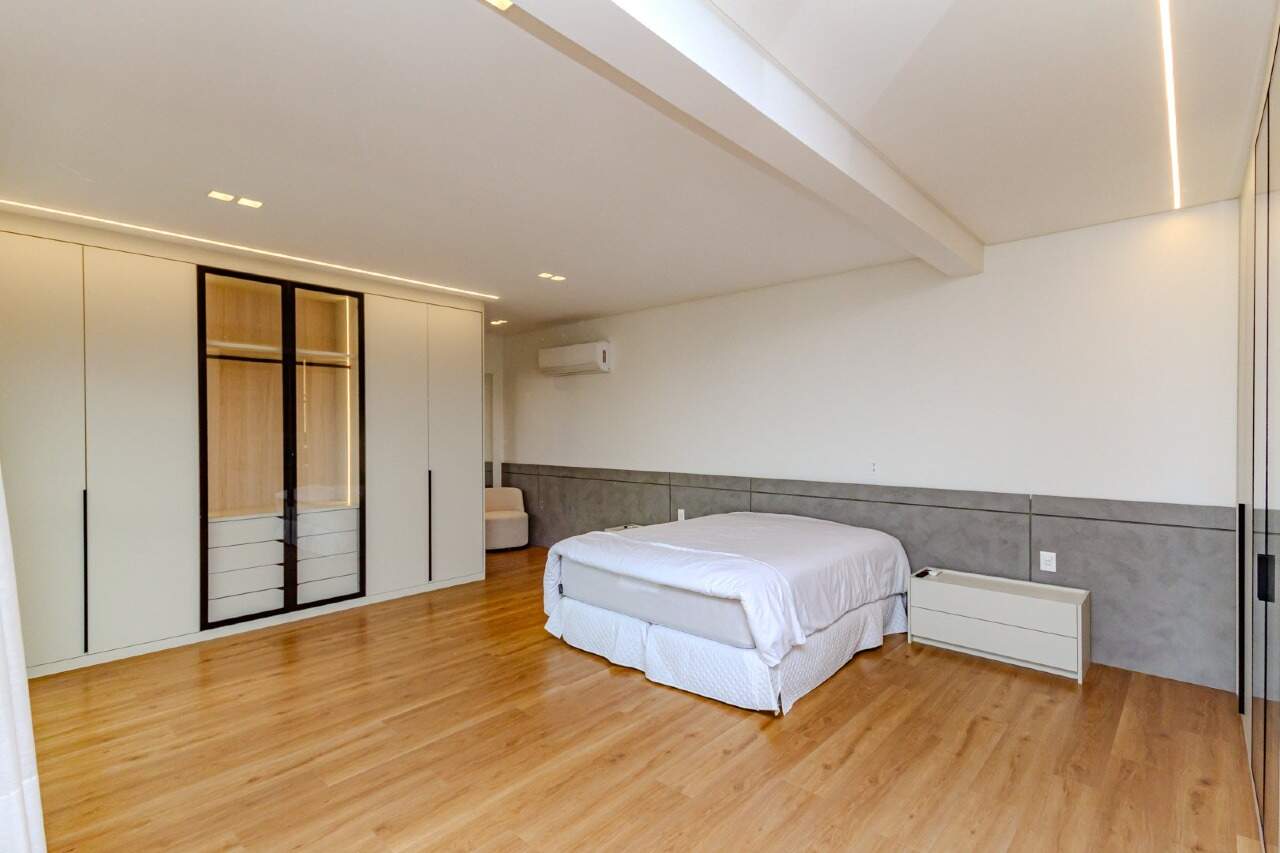Apartamento à venda no Centro: Quarto auxiliar com objetos armazenados