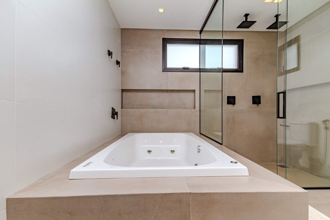 Apartamento à venda no Centro: Banheira de hidromassagem e chuveiro