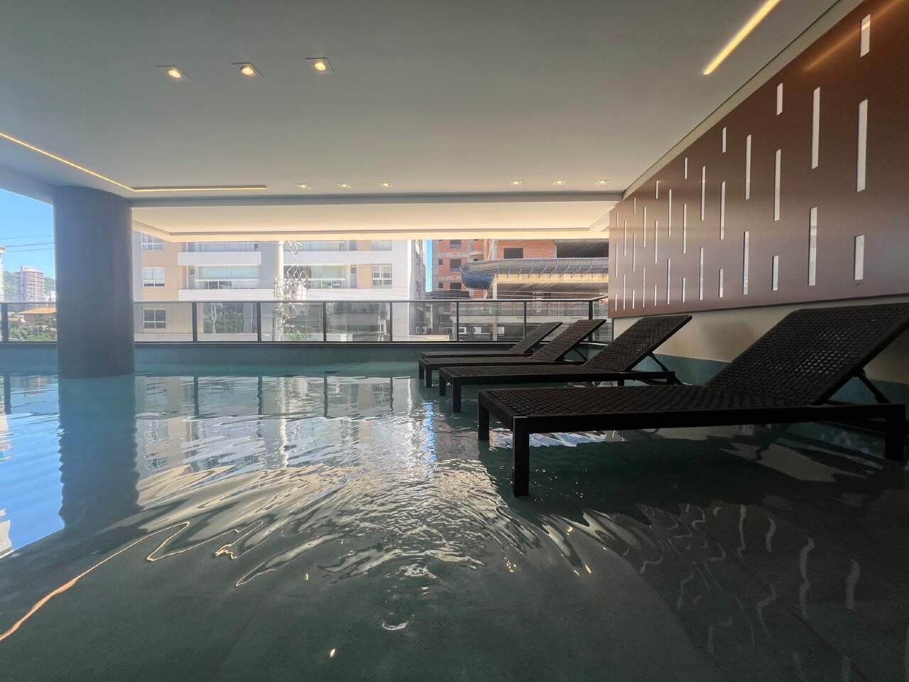 Cobertura à venda no Praia Brava: Piscina com espreguiçadeiras