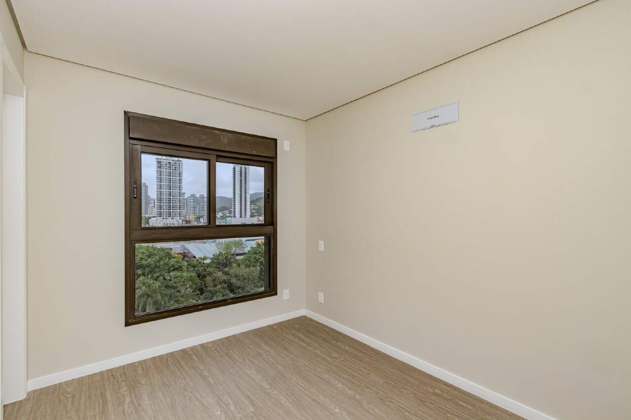 Apartamento à venda no Praia Brava: Quarto com janela e vista parcial