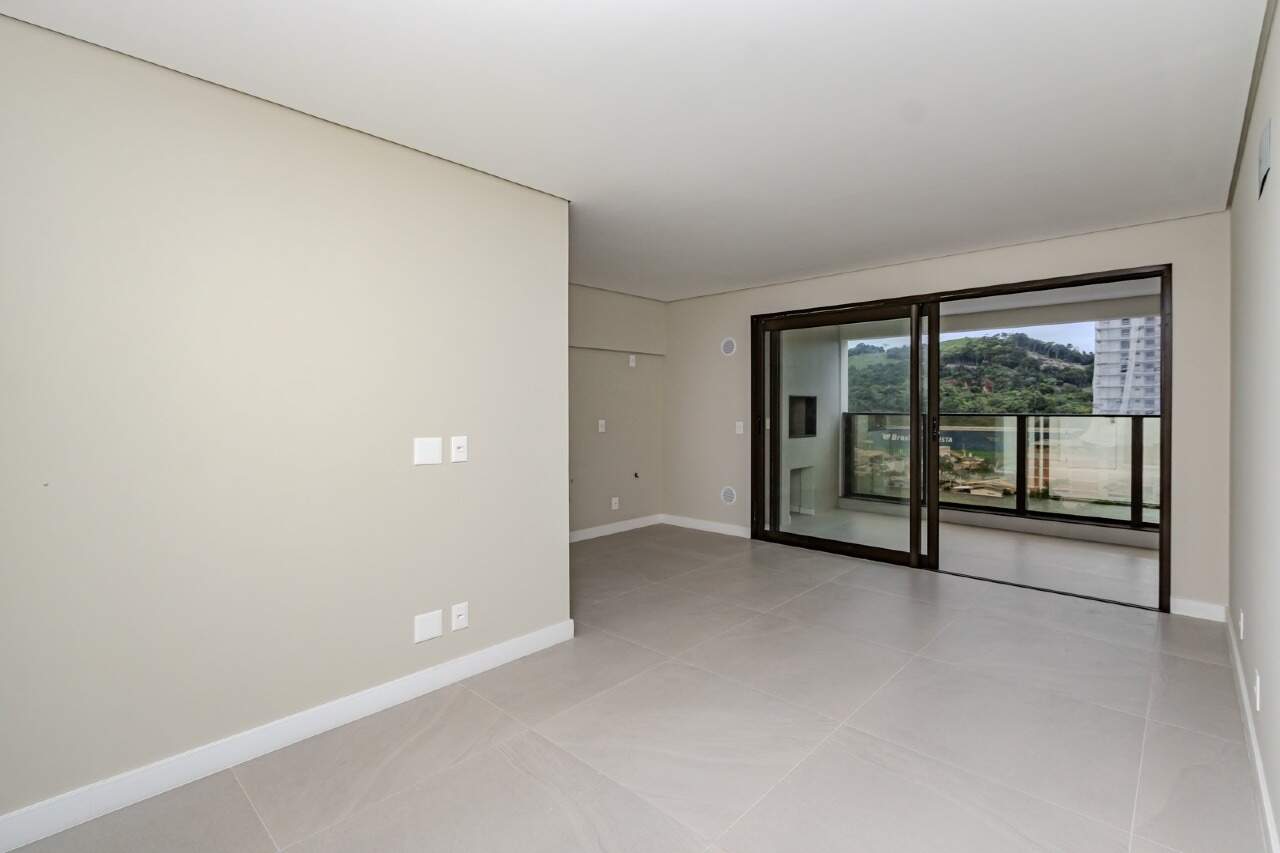 Apartamento à venda no Praia Brava: Living com porta de vidro para a varanda