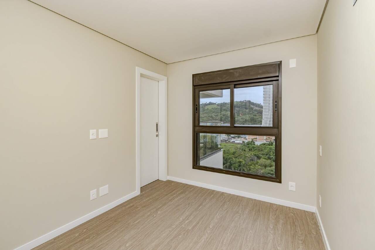 Apartamento à venda no Praia Brava: Quarto claro com janela