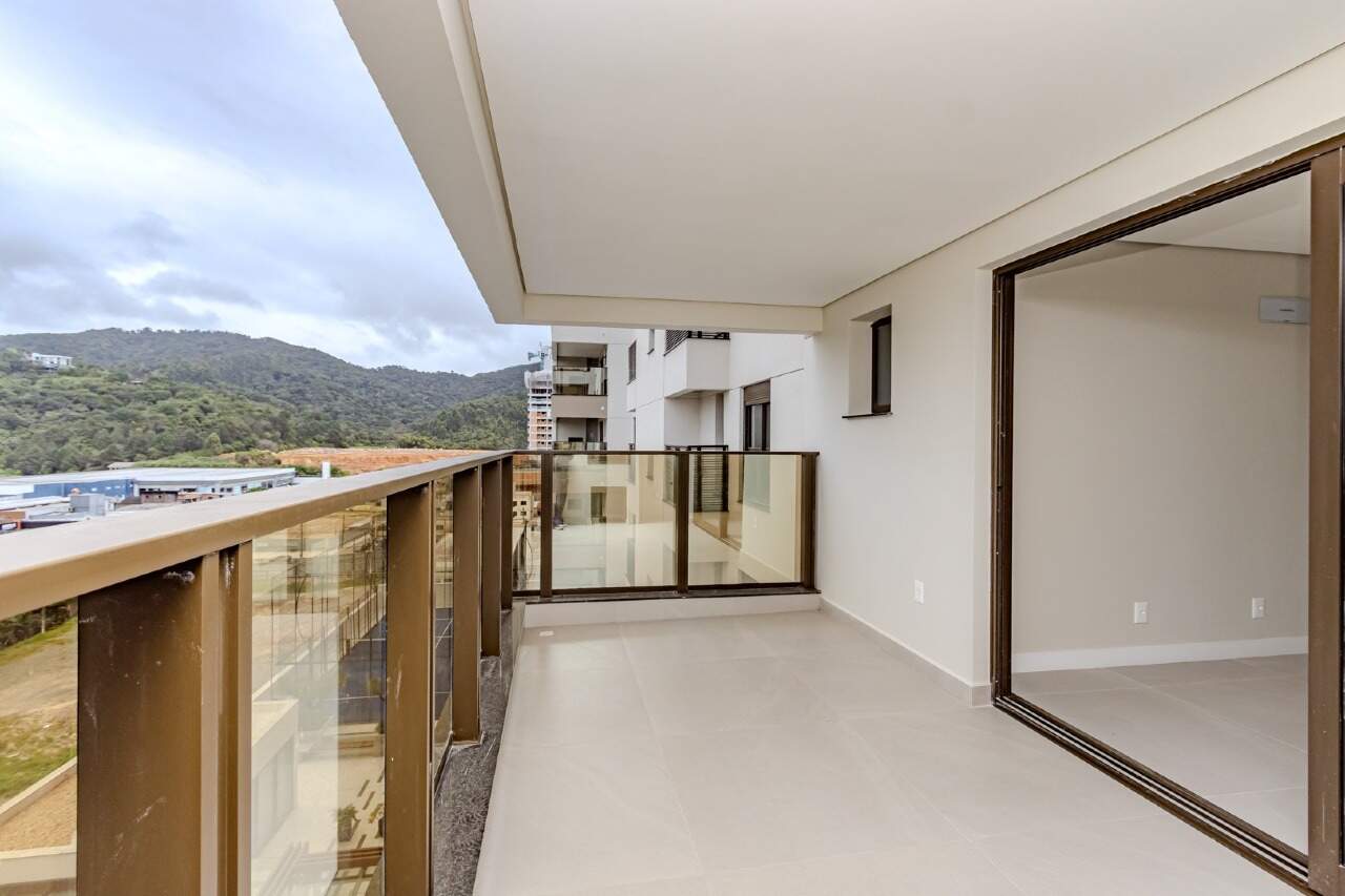 Apartamento à venda no Praia Brava: Varanda espaçosa com churrasqueira