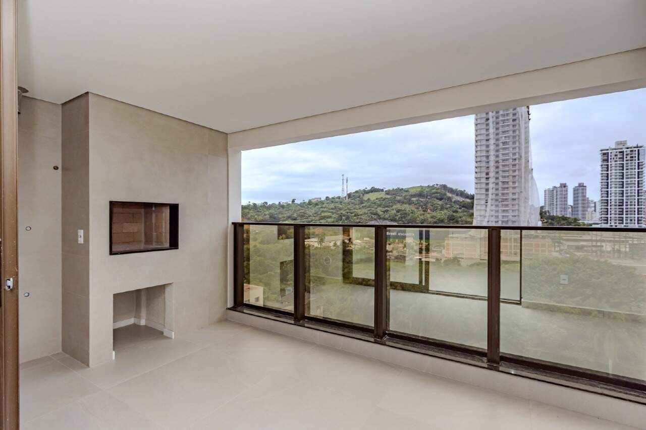 Apartamento à venda no Praia Brava: Varanda com churrasqueira e guarda-corpo em vidro