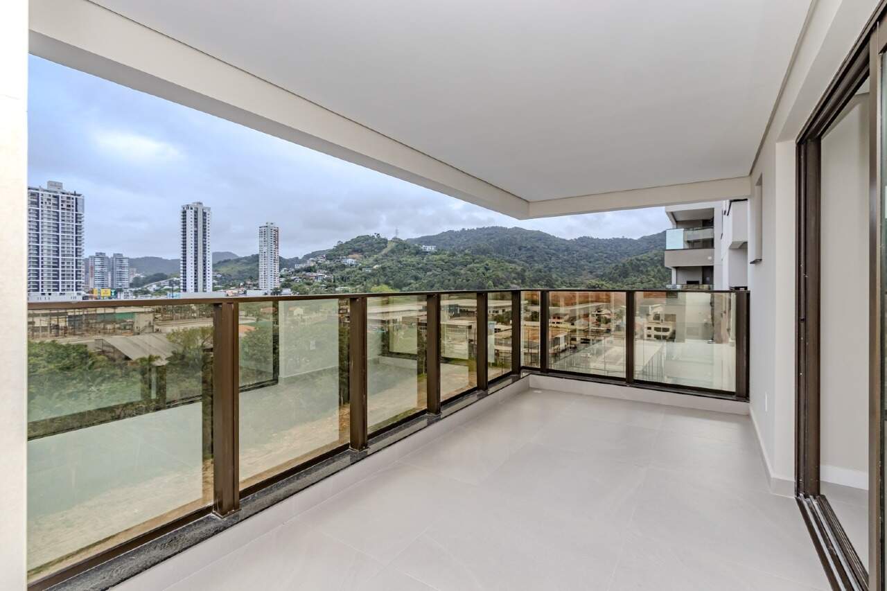 Apartamento à venda no Praia Brava: Varanda em ângulo com acesso à sala