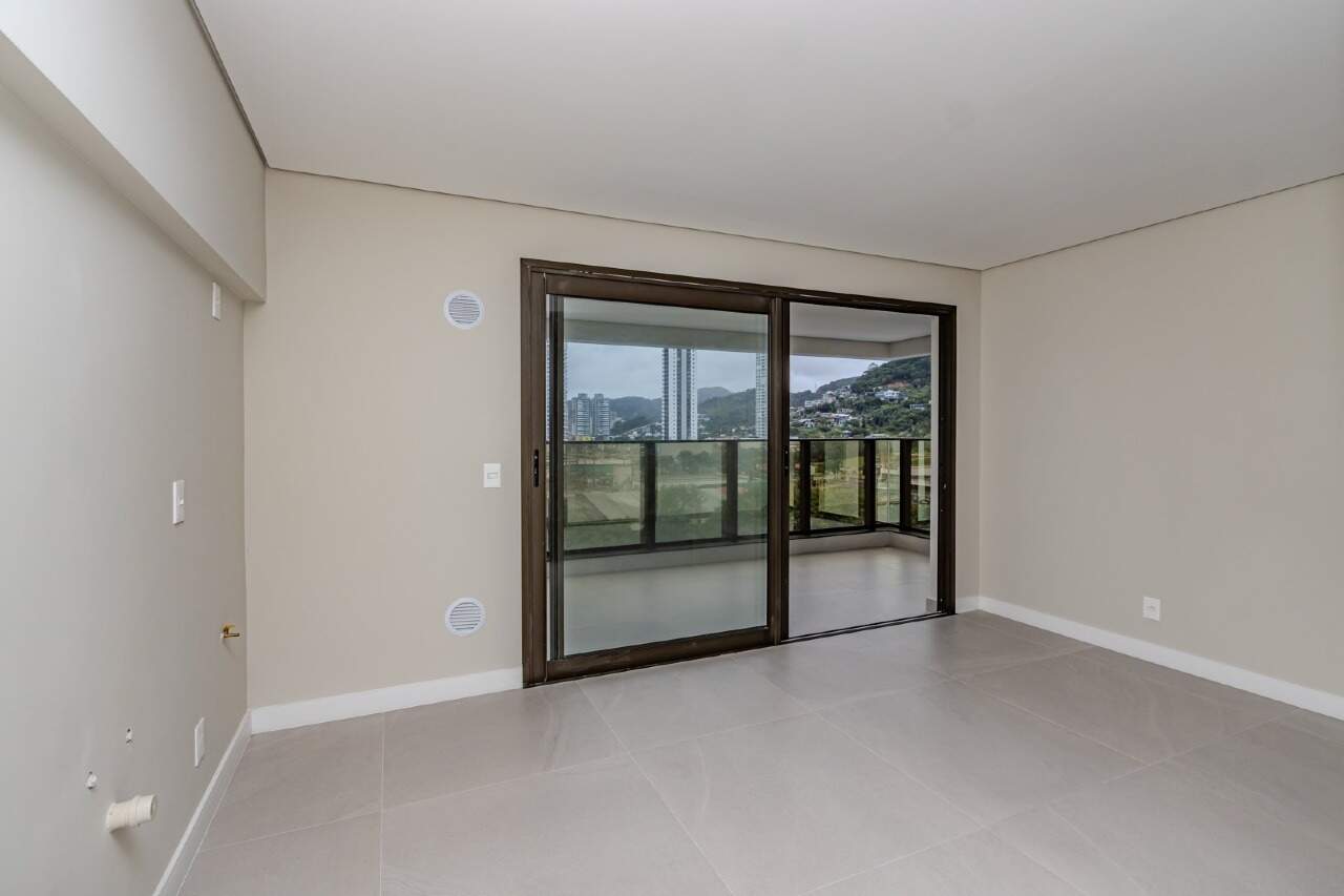 Apartamento à venda no Praia Brava: Entrada para o living e circulação